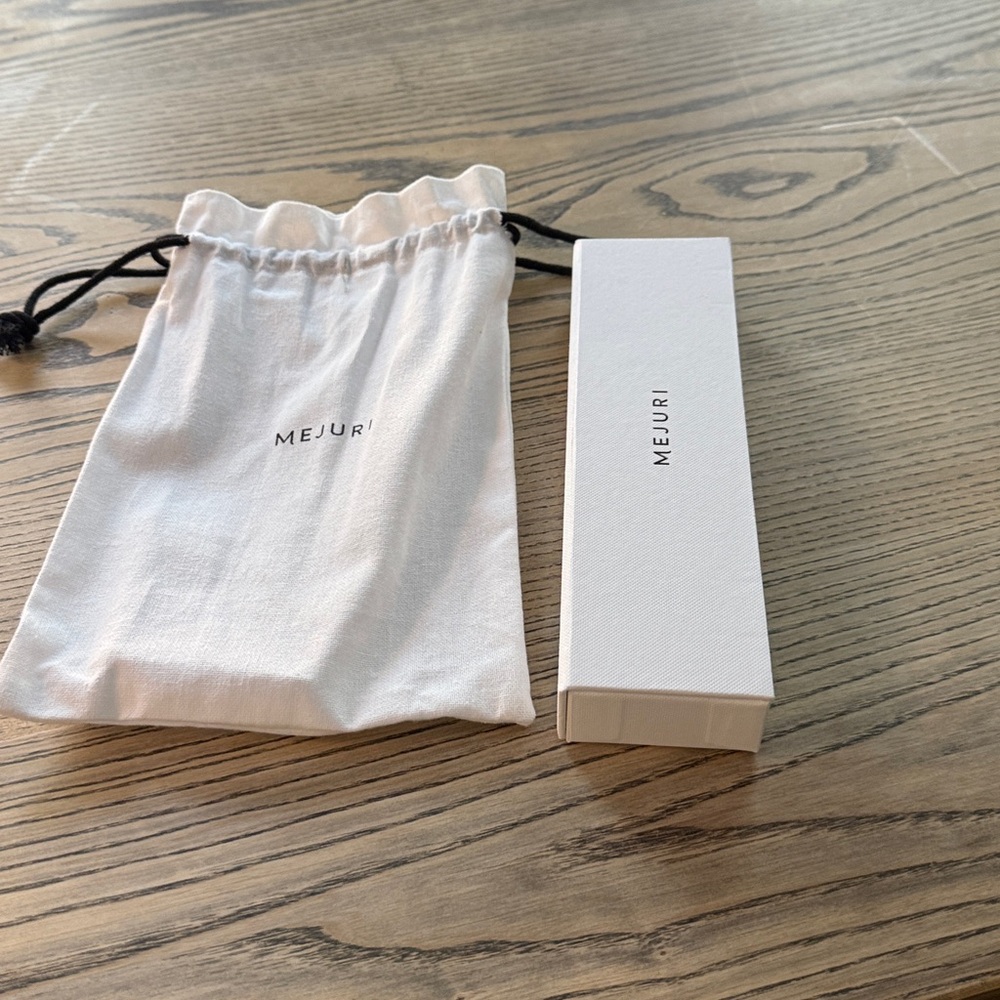 Mejuri Cream Jewelry Box with Pouch